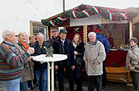 Stimmungsvoller Weihnachtsmarkt unter Fachwerkhusern