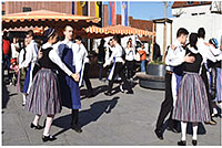 Tanzende Ungandeutschen beim Schwabenball