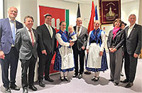 Institutsleiter Dr. Dezso Szab, Erich Gscheidle (LDU), Generalkonsul Dr. Andrs Izsk, Maresa Huber (LDU) mit Tochter, Joschi Ament, Anna-Sophie Haas (LDU), Olivia Schubert (LdU) und Alfred Freistdter (LDU) (v.l.n.r.)
