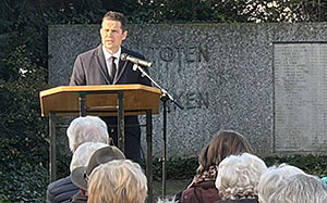„Unter jedem Grabstein liegt eine Weltgeschichte\" „Unter jedem Grabstein liegt eine Weltgeschichte\"